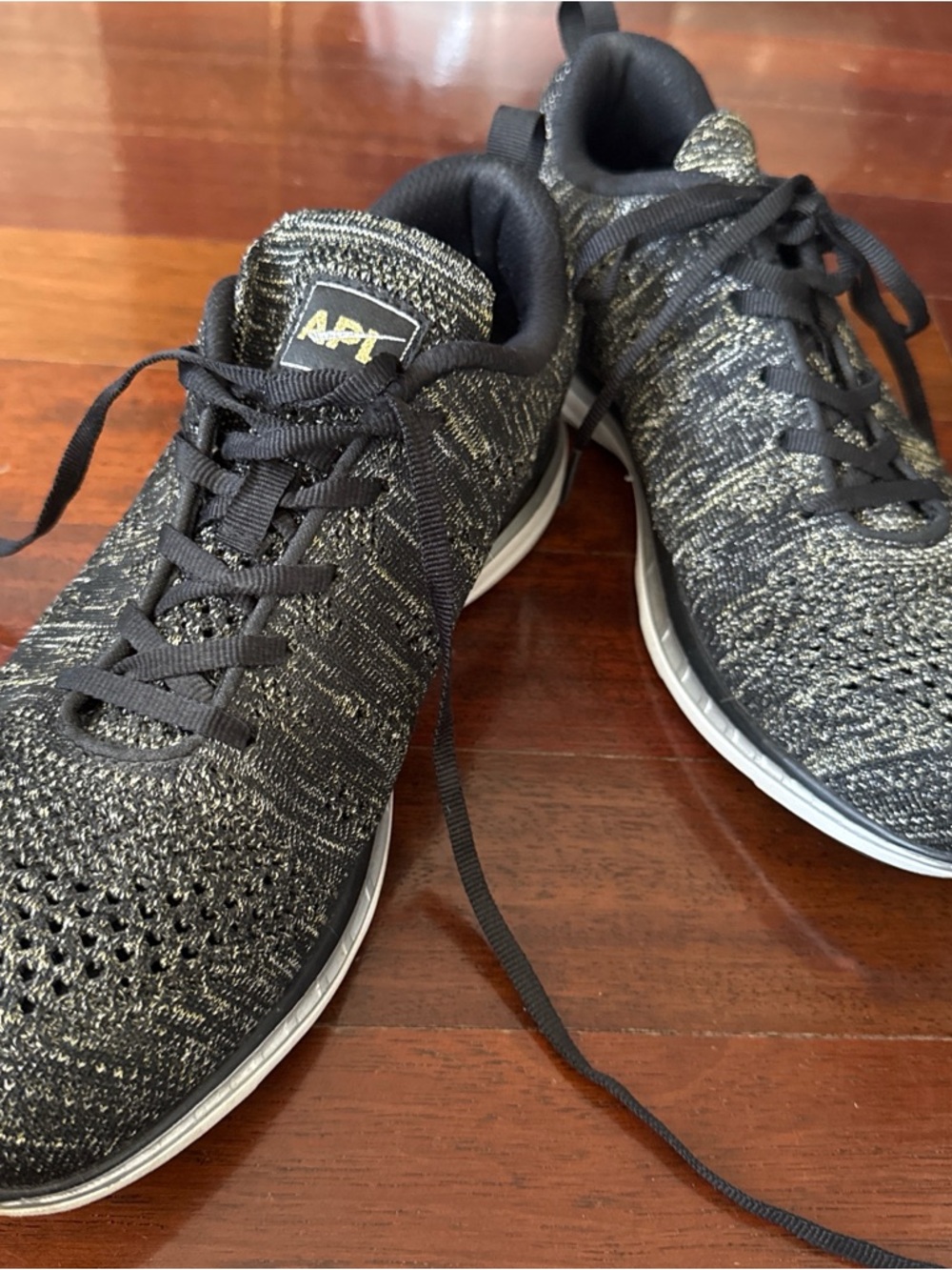 APL TechLoom Pro Trainer in Black and Gold Mens 9, Women’s 10.5.